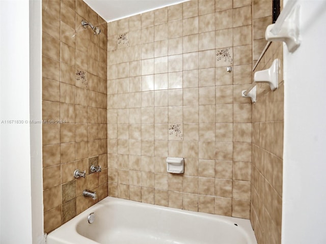 bathroom with tiled shower / bath combo