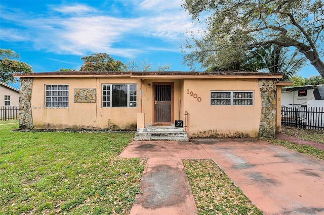 view of front of house featuring a front yard