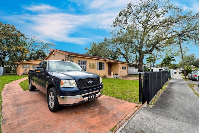 single story home with a front lawn