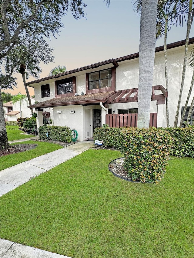 view of front of house featuring a yard