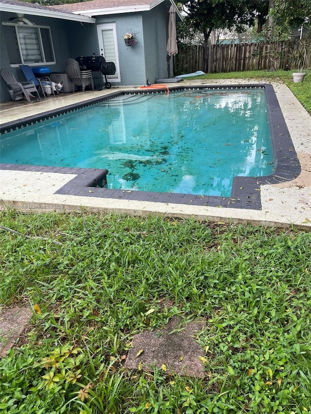 view of swimming pool