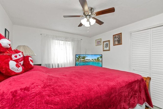 bedroom featuring ceiling fan and a closet