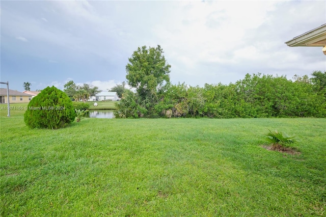 view of yard featuring a water view