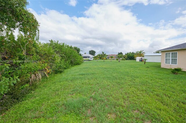 view of yard featuring a water view