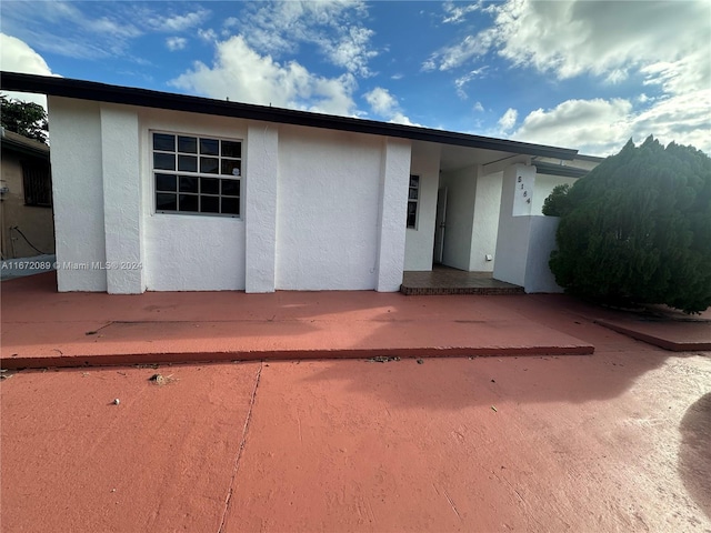 view of front facade featuring a patio area