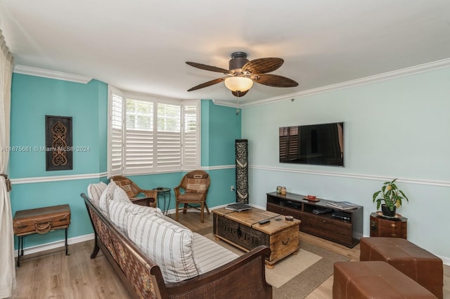 living room featuring crown molding, light hardwood / wood-style floors, and ceiling fan