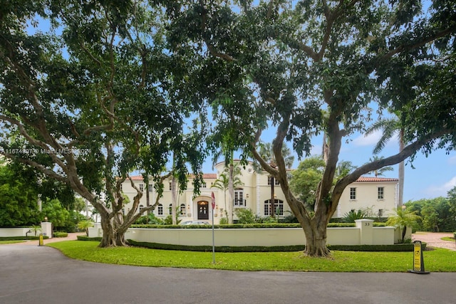 33 Arvida Pkwy, Coral Gables, FL 33156 - mediterranean / spanish house with stucco siding and a front yard