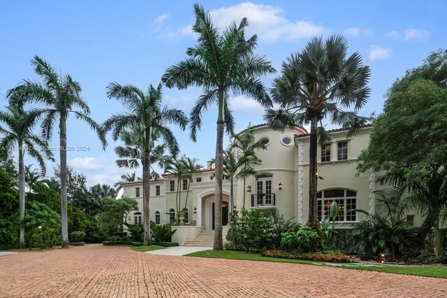 33 Arvida Pkwy, Coral Gables, FL 33156 - mediterranean / spanish house featuring stucco siding