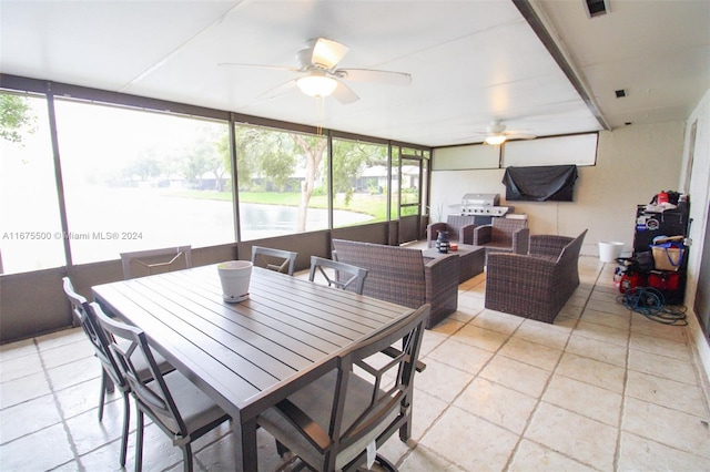 sunroom with ceiling fan