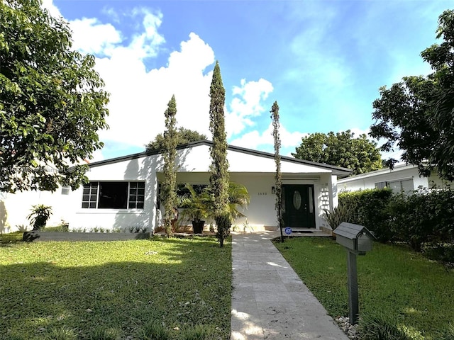 single story home featuring a front lawn