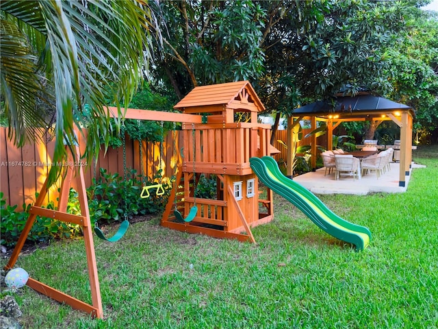 view of yard featuring a fenced in pool