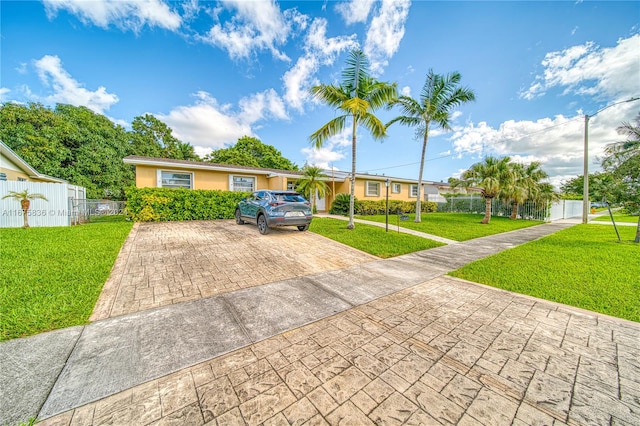 view of front of home featuring a front yard