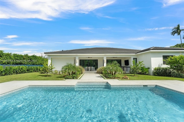 view of swimming pool featuring a yard