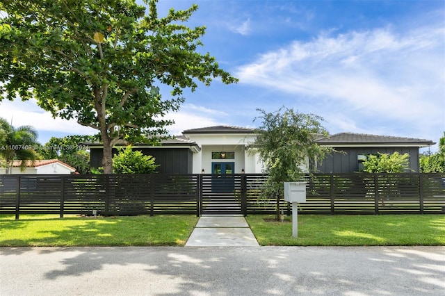 view of front of home featuring a front lawn