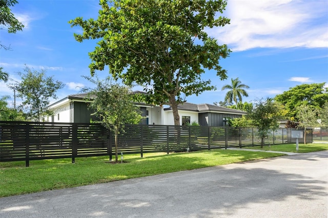 view of front facade featuring a front lawn