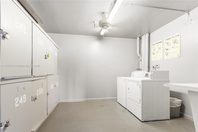 laundry room with ceiling fan and separate washer and dryer