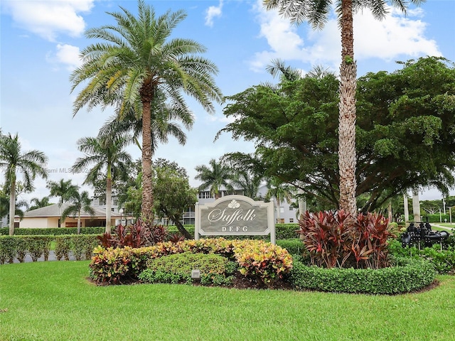 community sign with a yard