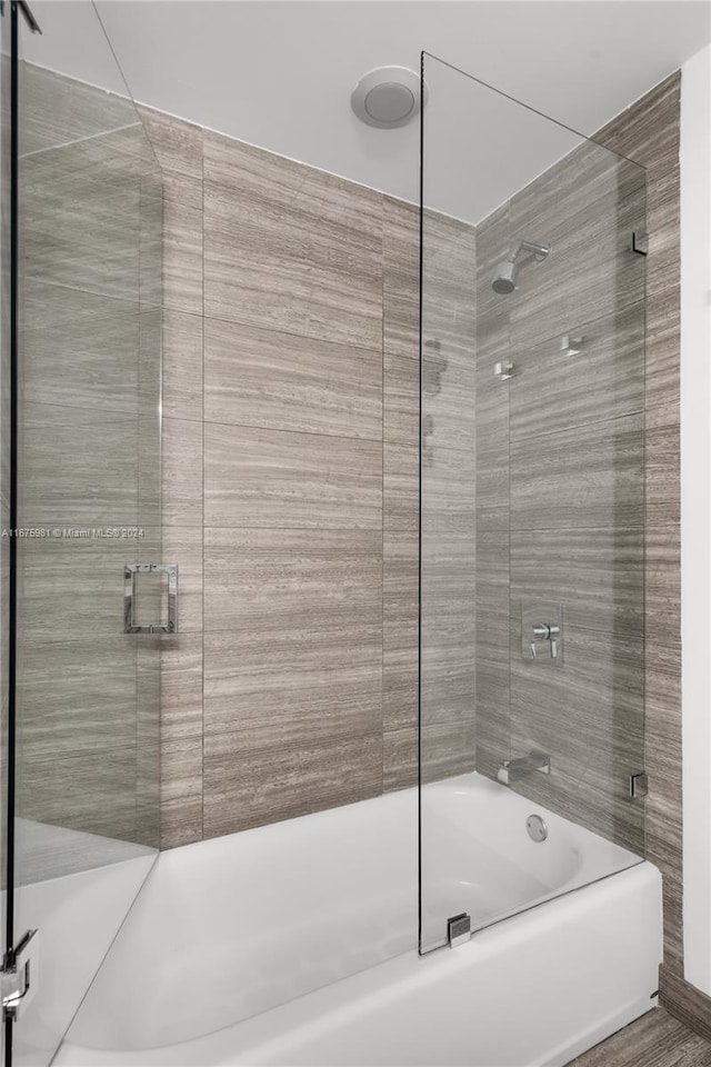 bathroom with tiled shower / bath