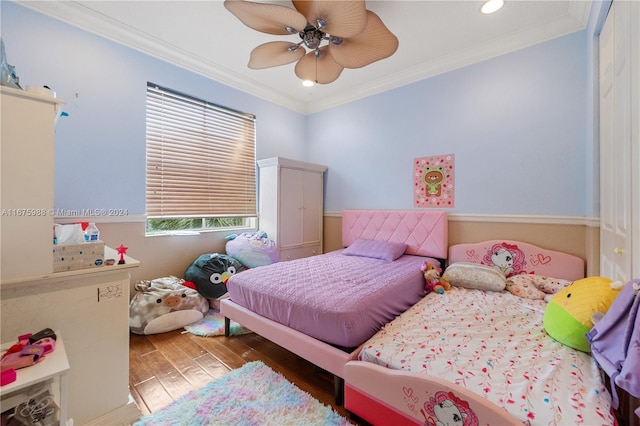 bedroom featuring ornamental molding, dark hardwood / wood-style floors, and ceiling fan