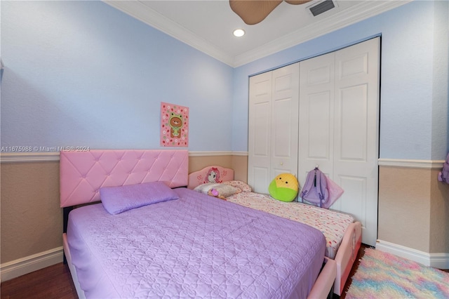 bedroom with a closet, ceiling fan, hardwood / wood-style flooring, and ornamental molding