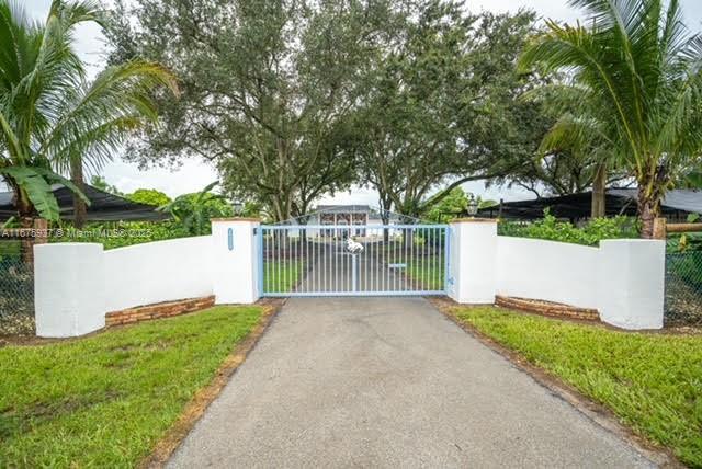 19390 SW 232nd St, Miami, FL 33170 - photo 1
