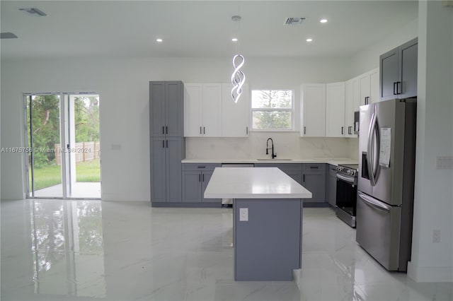 kitchen with stainless steel appliances, tasteful backsplash, a center island, gray cabinets, and pendant lighting