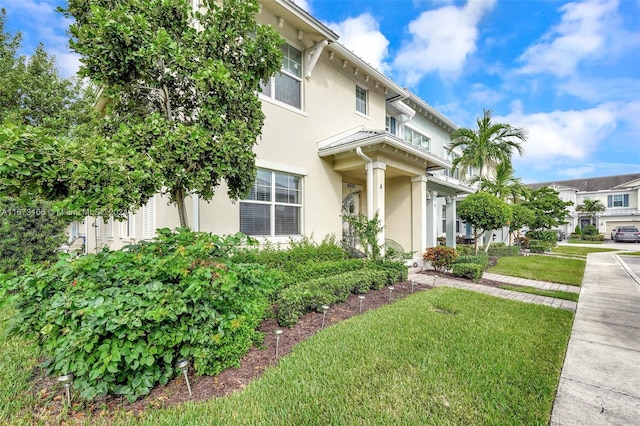 view of front of home featuring a front yard