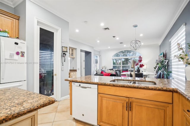 kitchen featuring an inviting chandelier, sink, light tile patterned flooring, crown molding, and white appliances