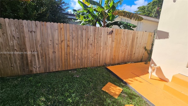 view of yard featuring a patio