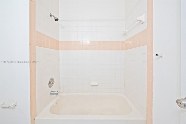 bathroom featuring tiled shower / bath combo