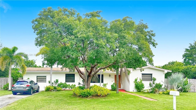 single story home with a front lawn