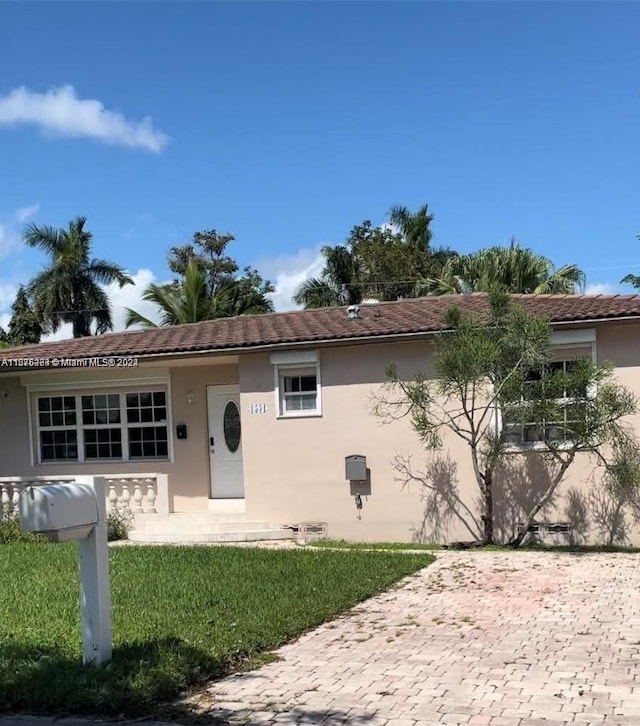 view of front of house featuring a front lawn