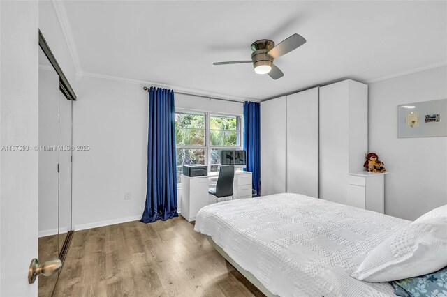 bedroom featuring light hardwood / wood-style floors, ornamental molding, and ceiling fan