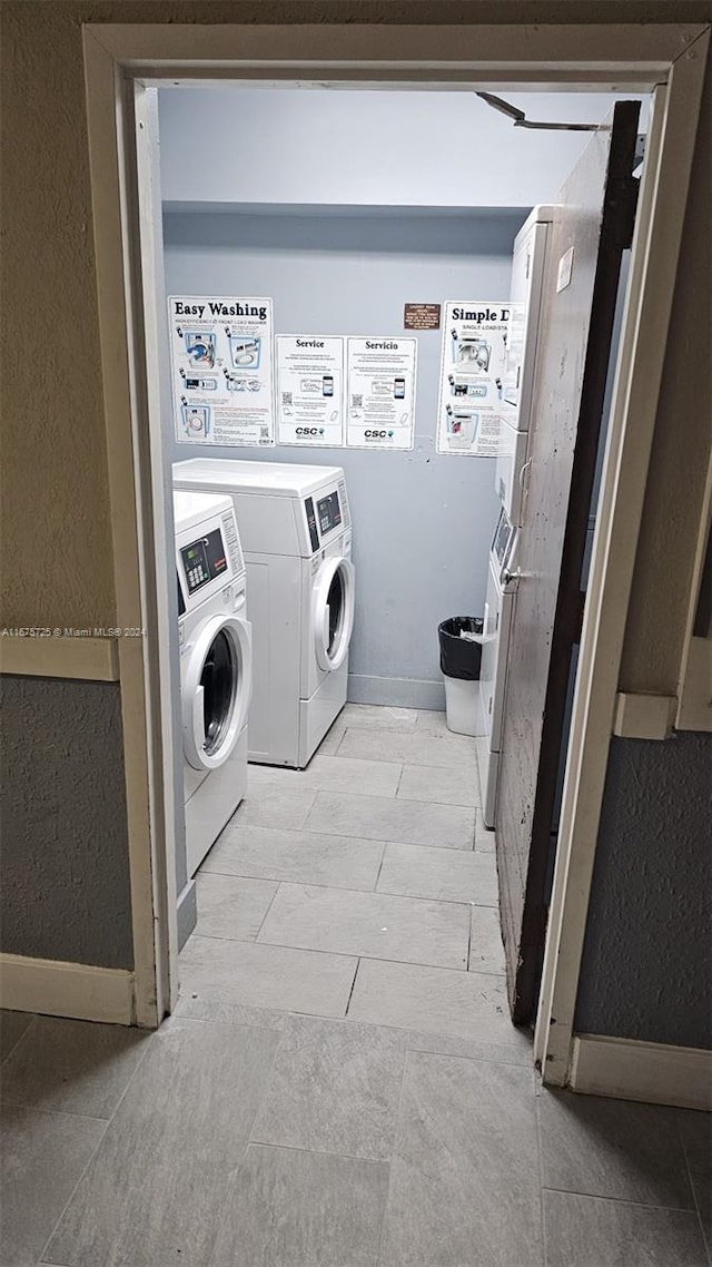 common laundry area featuring baseboards and washing machine and dryer