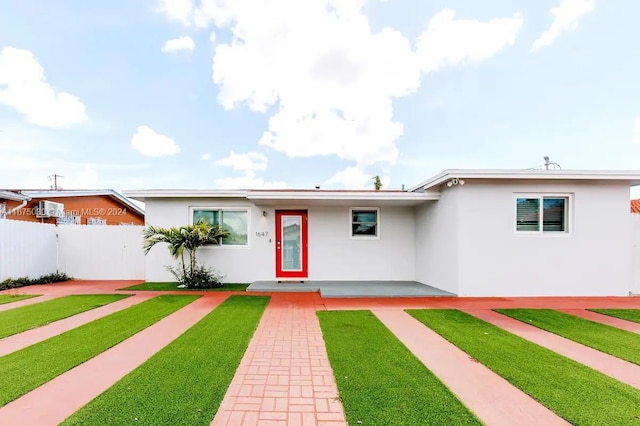 single story home featuring a front yard