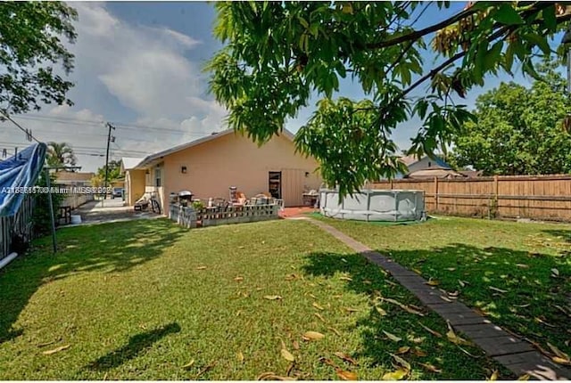 view of yard featuring a fenced in pool