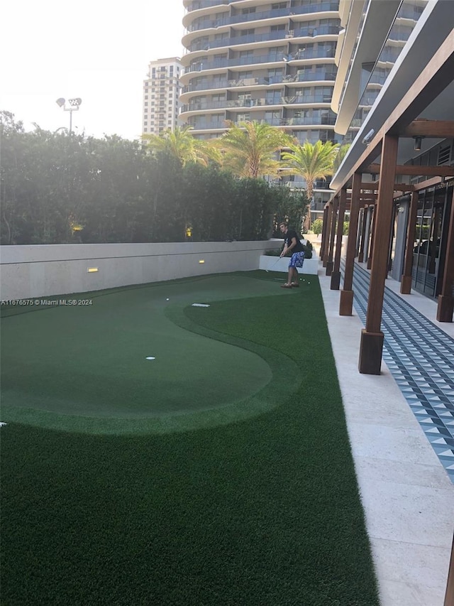801 S Miami Ave Unit 3903, Miami, FL 33130 - surrounding community with a putting area