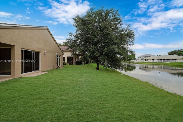 view of yard featuring a water view