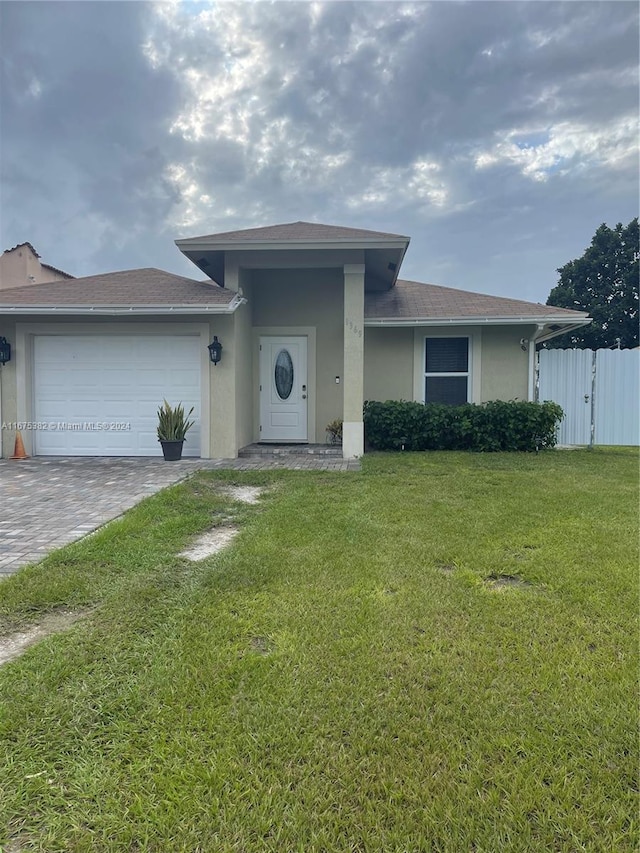 view of front of home featuring a front lawn and a garage