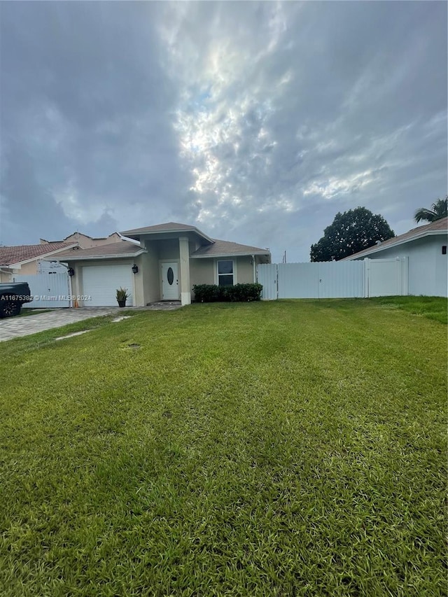 view of front of property featuring a front lawn and a garage