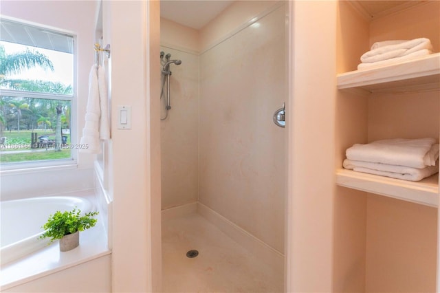 bathroom featuring tiled shower