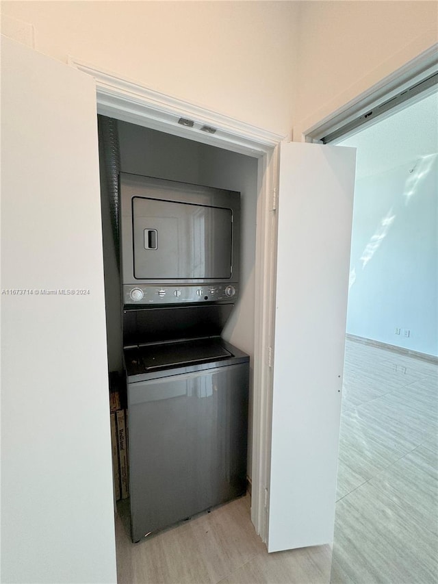 325 S Biscayne Blvd Unit 19, Miami, FL 33131 - laundry area featuring stacked washer / drying machine
