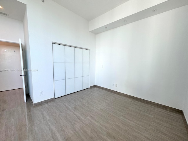 unfurnished bedroom with hardwood / wood-style flooring and a closet