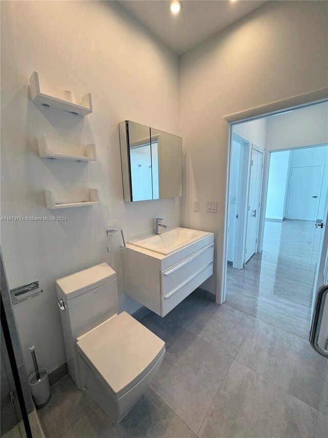 325 S Biscayne Blvd Unit 19, Miami, FL 33131 - full bath featuring vanity, toilet, a towering ceiling, and recessed lighting