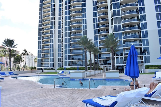 view of swimming pool