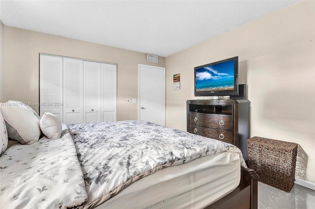 bedroom featuring a closet and a textured ceiling