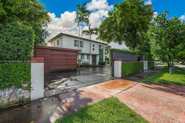 view of front of house featuring a front lawn