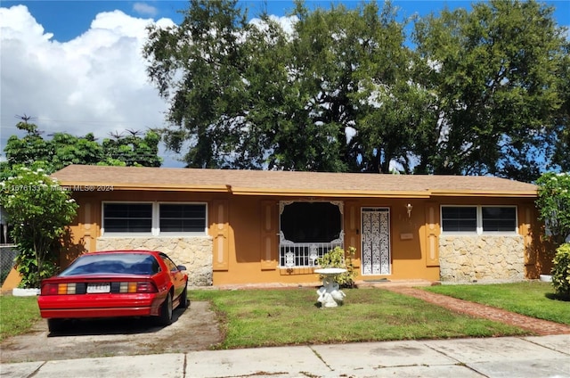 single story home featuring a front yard