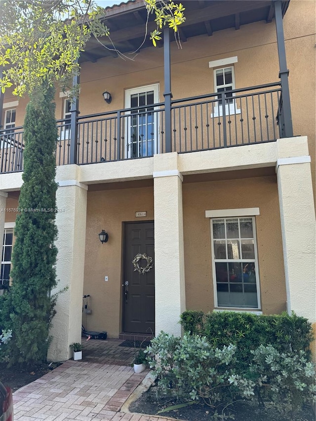 entrance to property featuring a balcony