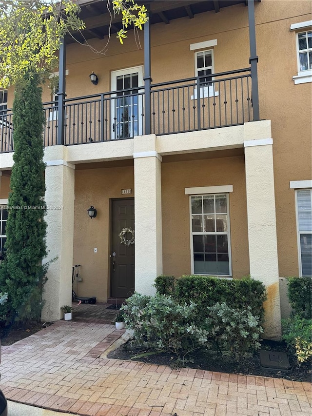 entrance to property featuring a balcony